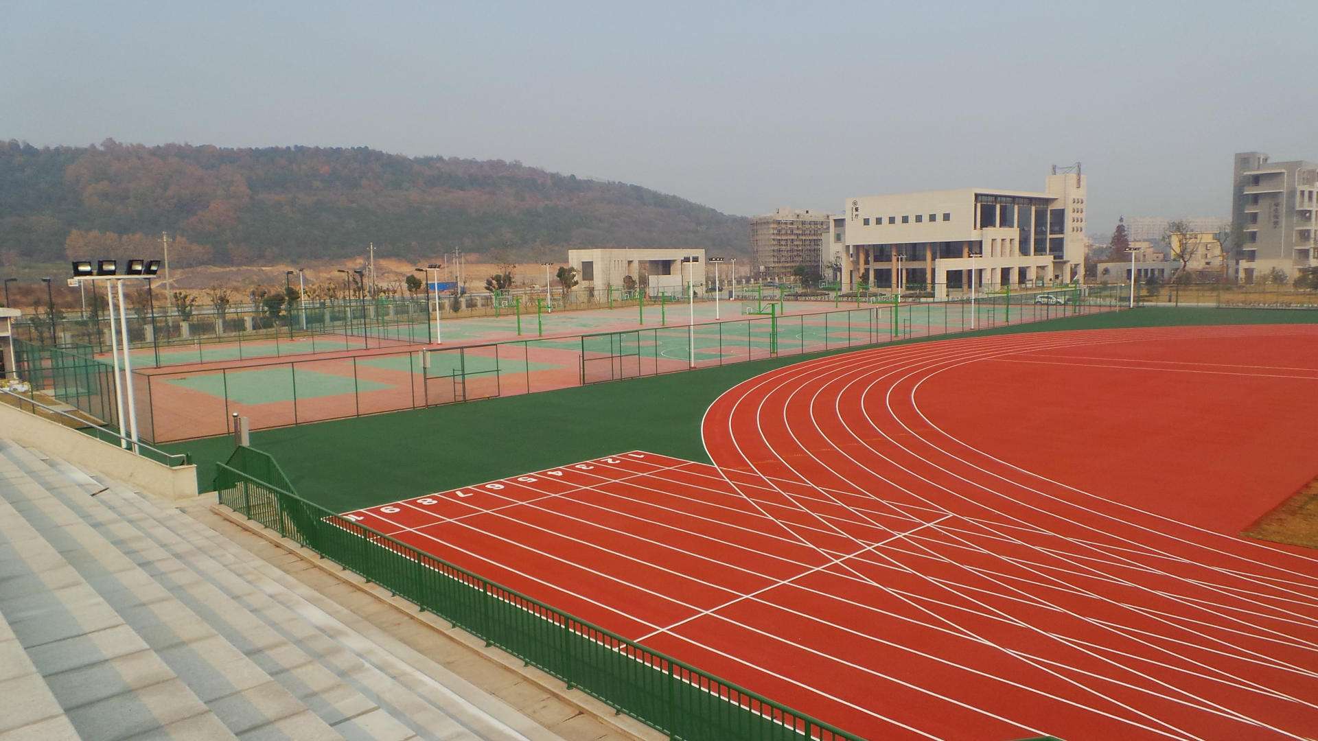 自結紋面層工藝塑膠跑道材料