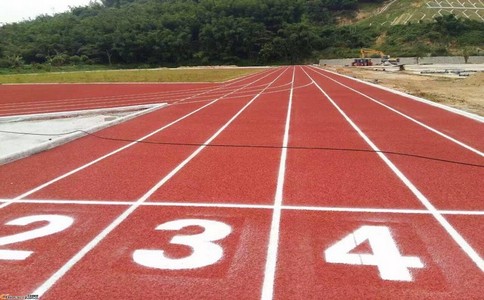 塑膠跑道上有品運動慢跑